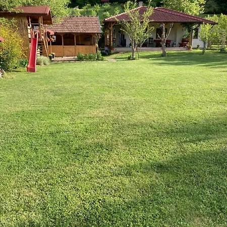 Holiday home Casuta De Sub Padure Ampoita