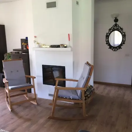 Casuta De Sub Padure Ampoita